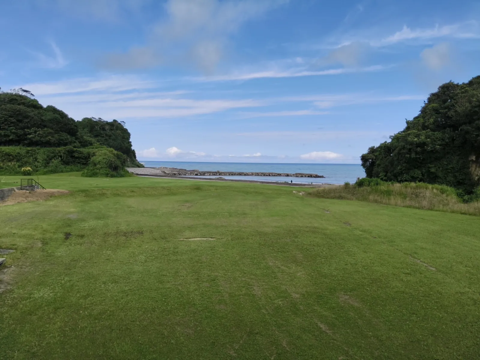 いすみ市大原の海辺。芝生の広場の先に太平洋の水平線が広がる